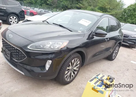 2020 Ford Escape Titanium z USA, uszkodzony, nr VIN 1FMCU9J98LUA34750